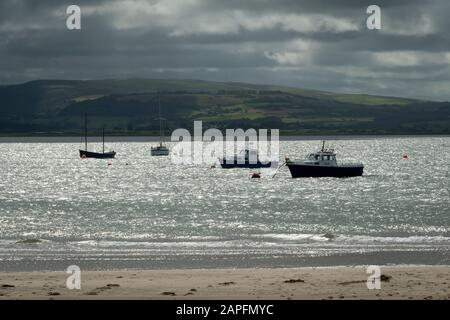 Boote im Hafen unter dunklen Wolken, Aberdovey, Aberdyfi, Wales Stockfoto