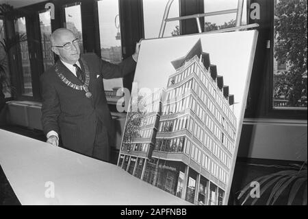 Eröffnung des neuen Gebäudes AMEV in Sarphatistraat hoek Amste Beschreibung: Bürgermeister Samkalden auf einem Foto des neuen Gebäudes Datum: 26. Mai 1971 Standort: Amsterdam, Noord-Holland Schlüsselwörter: Bürgermeister, Fotos, Büros, Öffnungen, Versicherungen Personenname: Samkalden, Ivo Stockfoto
