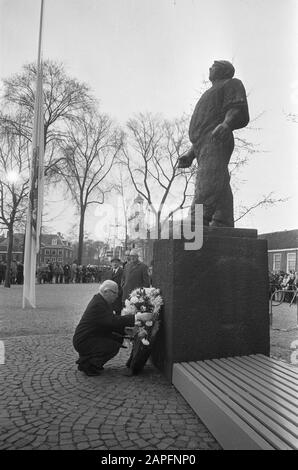 Andenken an den Februarstreik beim Hafenarbeiter Beschreibung: Bürgermeister Samkalden legt einen Kranz Datum: 25. Februar 1974 Ort: Amsterdam, Noord-Holland Schlüsselwörter: Bürgermeister, Gedenkfeiern persönlicher Name: Samkalden, Ivo Stockfoto