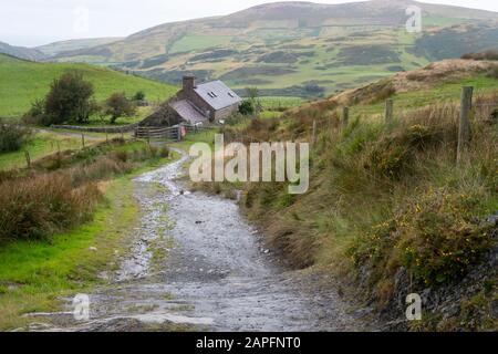 Farm Track und Bauernhaus in der Nähe von Bearded Lake, in der Nähe von Aberdovey, Aberdyfi, Wales Stockfoto