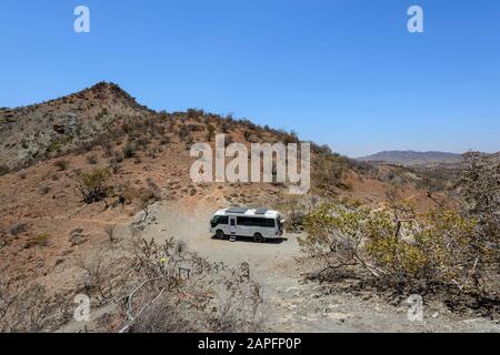 Ein Motorheim von Toyota Coaster, das den Pinnacles Lookout im Arkaroola Wilderness Sanctuary, South Australia, Australien, erkundet Stockfoto