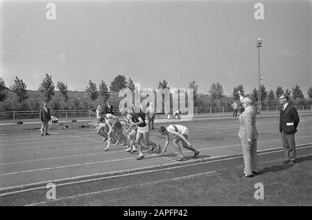 Eröffnung des Sportparks Elzenhage Beschreibung: Bürgermeister Samkalden eröffnet den Sportpark mit dem Startschuss am 25. August 1968 Ort: Amsterdam, Noord-Holland Schlüsselwörter: Bürgermeister, Eröffnungen Stockfoto