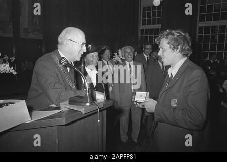 Bürgermeister Samkalden empfängt Ajax-Team im Rathaus, Amsterdam Beschreibung: Bürgermeister Samkalden übergibt ein Erinnerungsabzeichen Datum: 3. Juni 1971 Ort: Amsterdam, Noord-Holland Schlüsselwörter: Bürgermeister, Rathäuser, Token, Sport, Fußball, Fußballer persönlicher Name: Samkalden, Ivo Institutionenname: AJAX Stockfoto