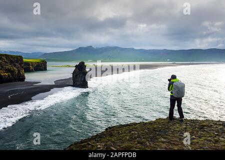 Unglaublicher Blick auf den schwarzen Strand und die Troll-Zehen-Klippen. Reynisdrangar, Vik, Island. Landschaftsfotografie Stockfoto