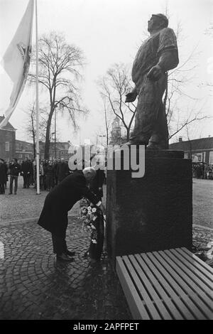Andenken an den Februarstreik im Dokwerker in Amsterdam Beschreibung: Bürgermeister Samkalden von Amsterdam legt Blumen Datum: 25. Februar 1977 Ort: Amsterdam, Noord-Holland Schlüsselwörter: Docker, Februarstreik, Bürgermeister, Gedenkfeiern, Statuen persönlicher Name: Samkalden, Ivo Stockfoto