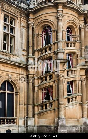 Nahaufnahme der berühmten Wendeltreppe als äußeres architektonisches Merkmal von Waddesdon Manor, dem ehemaligen Wohnhaus von Ferdinand Rothschild. Rote Vorhänge. Stockfoto