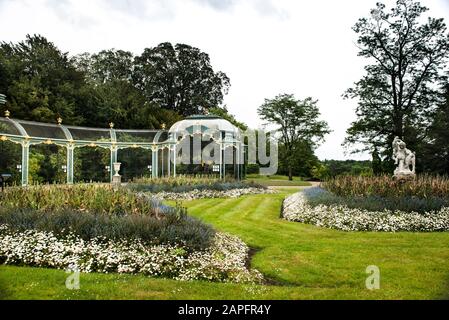 Voliere und viktorianischer Garten, Waddesdon Manor, wurde von Baron Ferdinand Rothschild gebaut und mit exotischen Vögeln bestückt. Schmiedeeiserner Bau. Stockfoto