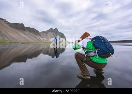 Fotograf fotografieren in der Nähe berühmter Stokksnes Berge am Vestrahorn cape, Island Stockfoto