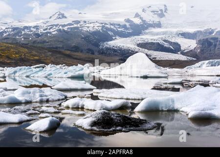 Eisberge in der glazialen Lagune von Fjallsarlon. Vatnajokull National Park, Südostisland, Europa. Landschaftsfotografie Stockfoto