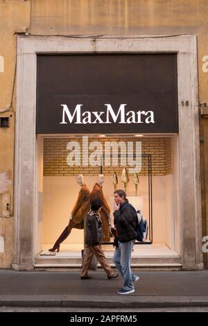 Max Mara Designer-Laden in der Via Condotti in Rom Italien im Winter Stockfoto