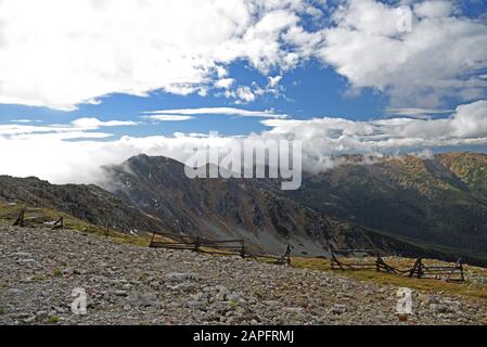 Blick vom Hügel Chopok in den Bergen von Nizke Tatry in der Slowakei während des Herbsttags mit blauem Himmel und Wolken Stockfoto