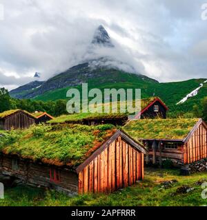 Typische norwegische alte Holzhäuser mit Grasdächern in Innerdalen - Norwegens schönstes Bergtal, in der Nähe des Innerdalsvatna Sees. Norwegen, Europa. Landschaftsfotografie Stockfoto