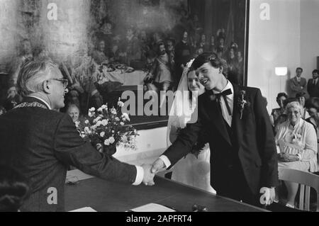 Erste Hochzeit im Westindischen Haus von Amsterdam durch Bürgermeister Polak Beschreibung: Bürgermeister Wim Polak gratuliert den Neuvermählten nach der ersten Hochzeitsfeier im West Indies House in Amsterdam Datum: 1. September 1981 Ort: Amsterdam, Noord-Holland Schlüsselwörter: Westindisches Haus, Bürgermeister, Hochzeitsfeiern persönlicher Name: Polak, Wim Stockfoto