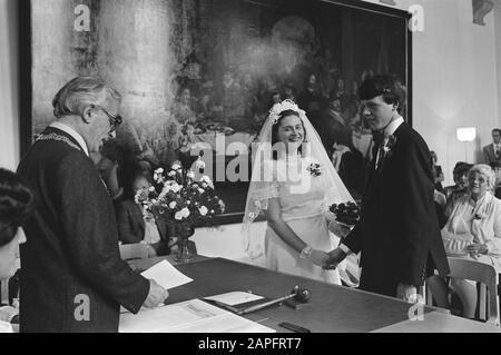 Erste Ehe im Westindischen Haus von Amsterdam durch Bürgermeister Polak abgeschlossen Beschreibung: Burgemeester Wim Polak findet die erste Ehe im Westindischen Haus von Amsterdam statt Datum: 1. September 1981 Ort: Amsterdam, Noord-Holland Schlüsselwörter: Westindisches Haus, Bürgermeister, Hochzeitsfeier persönlicher Name: Polak, Wim Stockfoto