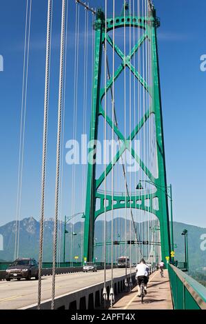 Vancouver, B.C., Kanada: Blick auf die Lions Gate Bridge, die die Stadt Vancouver mit den Gemeinden am Nordufer verbindet Stockfoto