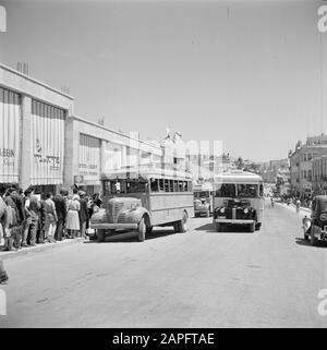 Israel 1948-1949: Jerusalem Beschreibung: Busse an einer Bushaltestelle mit Passagieren an Bord Datum: 1948 Ort: Israel, Jerusalem Schlüsselwörter: Busse, Reisende, Straßenbilder, Straßen Stockfoto