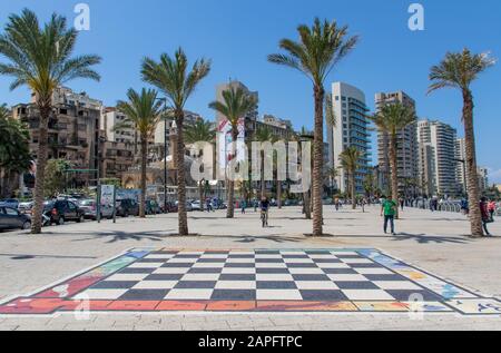 Beirut, Libanon - einer der berühmtesten Flecken von Beirut, die Corniche ist ein schöner Ort für einen Spaziergang oder Joggen. Hier vor allem seine Skyline Stockfoto