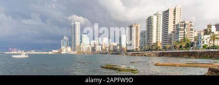 Beirut, Libanon - einer der berühmtesten Flecken von Beirut, die Corniche ist ein schöner Ort für einen Spaziergang oder Joggen. Hier vor allem seine Skyline Stockfoto