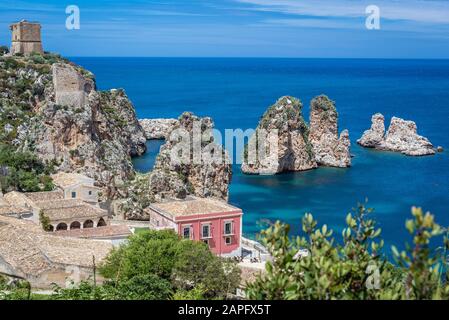 Alte Tonnara und Seastacks im Küstendorf Scopello in der Provinz Trapani, Insel Sizilien in Italien Stockfoto