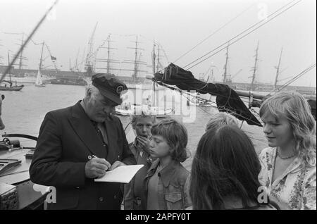 Alderman Lammers eröffnet eine Hafenausstellung im Zusammenhang mit Sail Amsterdam Beschreibung: Kapitän Baines, eine Figur in der Fernsehserie OnedinLine, gespielt von Schauspieler Howard lang, teilt Unterschriften ab Datum: 15. August 1975 Schlagwörter: Schauspieler, Unterschriften, öffentlicher Personenname: Baines, Kapitän, lang, Howard Stockfoto