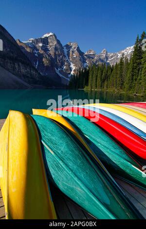 Umgekippte Kanus, Moraine Lake, Valley of the Ten Peaks, Banff National Park, Rocky Mountains, Alberta, Kanada Stockfoto