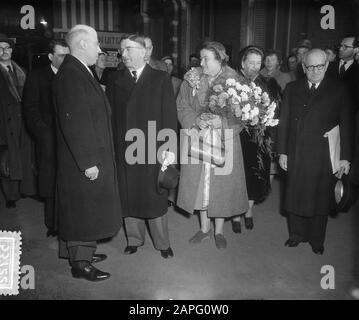Ankunft Bundeskanzler Dr. Figl aus Österreich in den Haag, mit Minister Beel Consul Saeman Datum: 21. Oktober 1952 Ort: Die Haager Schlüsselwörter: Minister-Präsidenten persönlicher Name: Beel, L.J.M., Figl, Leopold Stockfoto