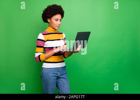 Profilfoto der schönen dunklen Haut gewellte Dame, die Notizbuch hält Lesen Nachrichten ernsthafter professioneller Makler tragen Freizeit gestreifte Pullover Jeans Stockfoto