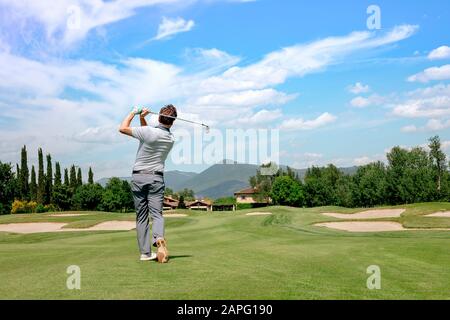 Mann, Golfen am Golfplatz Stockfoto