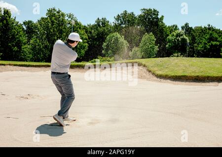 Mann, Golfen am Golfplatz Stockfoto