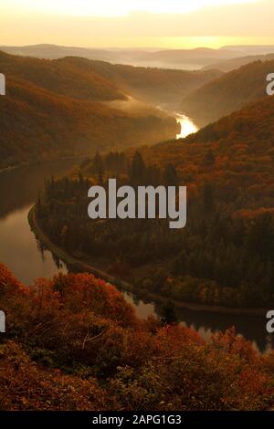 Große Schleife der Saar im Herbst, Mettlach, Saar Valley, Saarland, Deutschland Stockfoto