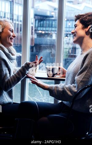 Freunde sprechen im Café über Tee Stockfoto