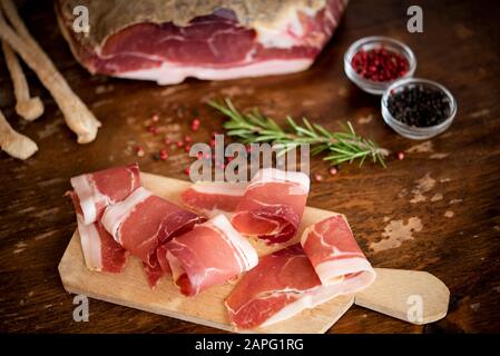 Scheiben gehärtetes Fleisch, Rosmarin, Pfeffermais Stockfoto