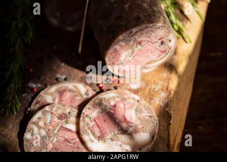 Nahaufnahme von Salamischeiben, Rosmarin, Pfeffermais Stockfoto