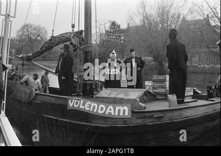 Der Lido von Amsterdam auf dem Leidseplein wurde wieder geöffnet; Cats kommen mit Botter an; Stockfoto