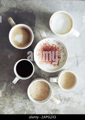 Schwarzer Kaffee, heiße Schokolade, Kaffee und leerer Becher Stockfoto