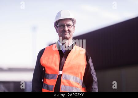 Hochformat des Technikers am Anschluss Stockfoto