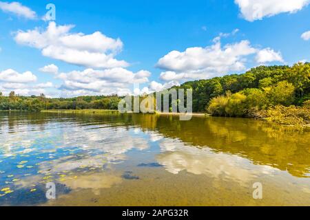 Herbstblick Wannsee in Berlin. Der Wannsee (oder großer Wannsee) ist eine Bucht der Havel und bekannt als Bade Nummer eins Stockfoto