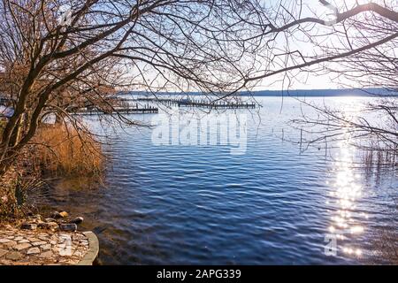 Winterblick auf den Wannsee in Berlin. Wannsee (oder großer Wannsee) ist eine Bucht der Havel in der Nähe der Ortslage Wannsee und Nikolassee Stockfoto