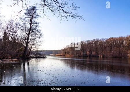 Winterblick Schlachtensee in Berlin. Schlachtensee ist ein See im Südwesten Berlins, im Bezirk Steglitz-Zehlendorf am Rande Stockfoto