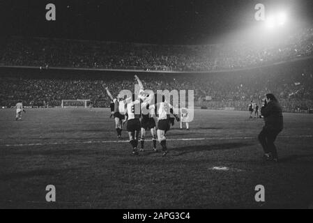 Celtic gegen Feijenoord 1-2 Finale Europopp-I in Mailand: Jubelnde Feijnoorders nehmen Kindvall (Nr. 9) nach dem Ziel auf den Schultern Datum: 6. Mai 1970 Ort: Italien, Mailand Schlagwörter: Sport, Fußball Personenname: Kindvall, Ove Institutionenname: Europacup, Feyenoord Stockfoto