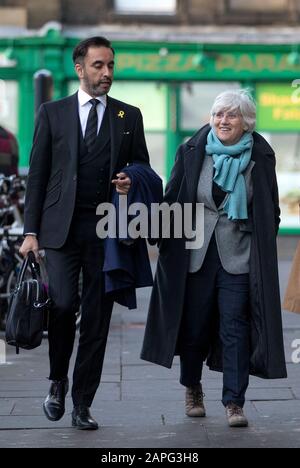 Die ehemalige katalanische Politikerin und Professorin an der University of St Andrews, Clara Ponsati, kommt neben dem Anwalt Aamer Anwar vor dem Sheriff Court von Edinburgh zu einer Auslieferungsverhandlung wegen Versehung. Stockfoto