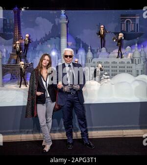 KARL LAGERFELD UND VANESSA PARADIS IN PARIS Stockfoto