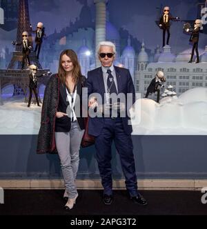 KARL LAGERFELD UND VANESSA PARADIS IN PARIS Stockfoto