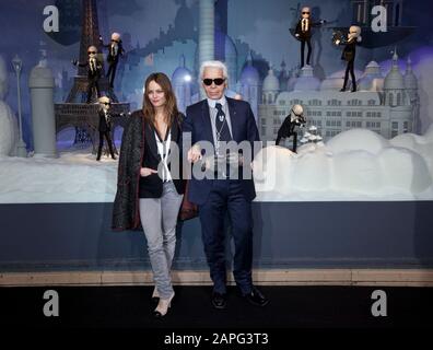 KARL LAGERFELD UND VANESSA PARADIS IN PARIS Stockfoto