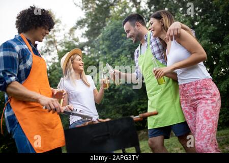 Freunde, die Spaß in der Natur tun, bbq Stockfoto