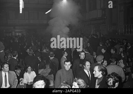 Chaos beim Treffen Der Bauernpartei in Frascati entzündete sich Rauchbombe im Tagungsraum Datum: 8. Februar 1967 Schlüsselwörter: Rauchbomben, Treffen, Sitzungszimmer Name Der Institution: Bauernpartei, Frascati Stockfoto