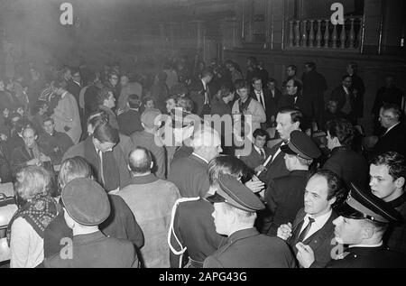 Chaos beim Treffen Der Bauernpartei in Frascati evakuiert die Polizei den Saal Datum: 8. Februar 1967 Schlüsselwörter: Polizei, Treffen, Räumungseinrichtung Name: Bauernpartei, Frascati Stockfoto