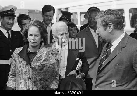 Ankunft der Schauspieler Charlie Chaplin und Peter Ustinov und ihrer Ehefrauen auf Schiphol Beschreibung: Charlie Chaplin, Frau Oona O'Neill und Peter Ustinov Datum: 23. Juni 1965 Ort: Noord-Holland, Schiphol Schlüsselwörter: Schauspieler persönlicher Name: Chaplin, Charlie, Neill, Oona O', Ustinov, Peter Stockfoto
