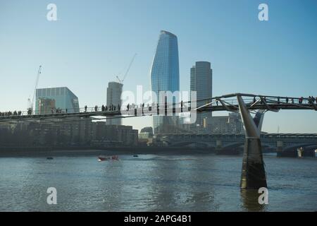 Die Menschen gehen über die Millennium Bridge am Fluss Themse in London, England, Großbritannien Stockfoto