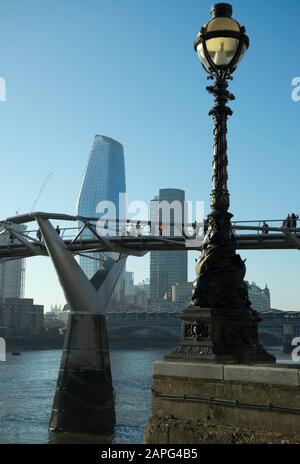 Die Menschen gehen über die Millennium Bridge am Fluss Themse in London, England, Großbritannien Stockfoto